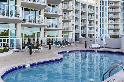 een zwembad voor een appartementencomplex bij Beach & Pool Paradise ~ Affordable Luxury ~ 2B/2B in Myrtle Beach