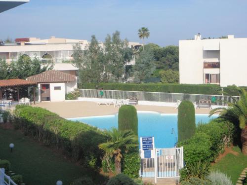 - une vue sur la piscine d'un complexe dans l'établissement Appartement en Bord de mer - Côte d'Azur, à Villeneuve-Loubet