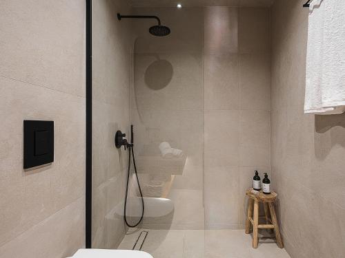 een badkamer met een douche en een toilet bij Nomada Chania 2 in Chania