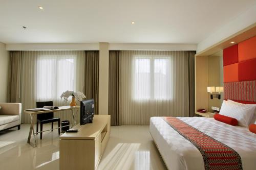 Postel nebo postele na pokoji v ubytování Ohana Hotel Kuta
