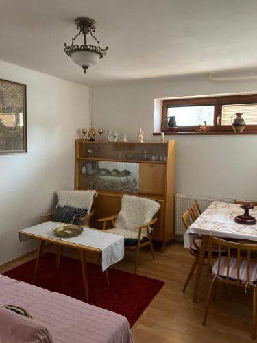 U starkych في بوبراد: غرفة معيشة مع طاولة ومدفأة