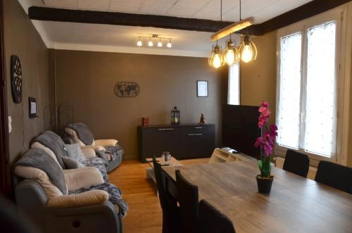 a living room with a table and chairs and a dining room at Spacieux - LITERIE HAUT DE GAMME - Billard - Fléchette -TV 65" - Netflix - Amazon Prime- LIT KING SIZE - 4 chambres - Jeux enfants - Terrasse - Barbecue - Géré par Presta-Zen'Services- Chez Aline in Verdun