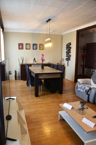 un salon avec une table et un canapé dans l'établissement Spacieux - LITERIE HAUT DE GAMME - Billard - Fléchette -TV 65