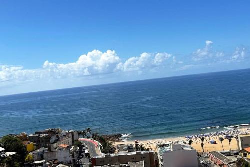 vistas a una playa con edificios y al océano en Apartamento Total Vista do Mar., en Salvador