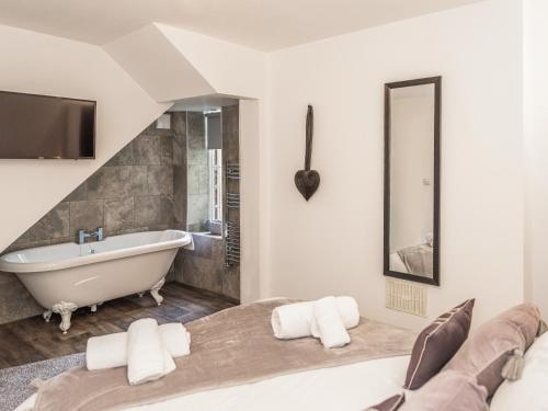 a bedroom with a bath tub and a bath tub at 3 Mount Pleasant-uk36650 in Looe