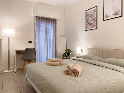 ein Schlafzimmer mit einem Bett mit zwei Handtüchern darauf in der Unterkunft [DUOMO 30min] Appartamento Luminoso con Posto Auto in Sesto San Giovanni