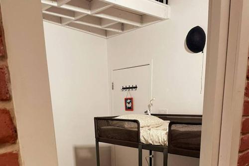 um quarto com uma cama no canto de um quarto em Montpetit condo 2 chambres em Montreal