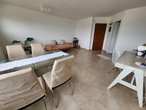 - un salon avec une table et des chaises dans l'établissement Fin del Mundo Alojamientos, à Ushuaia
