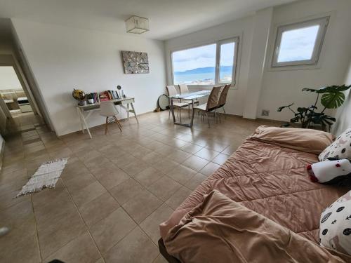 - une chambre avec un lit, une table et des chaises dans l'établissement Fin del Mundo Alojamientos, à Ushuaia