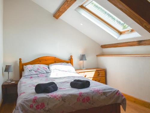 ein Schlafzimmer mit einem Bett mit zwei Handtüchern darauf in der Unterkunft Slade Barn - Uk42977 in Highbray