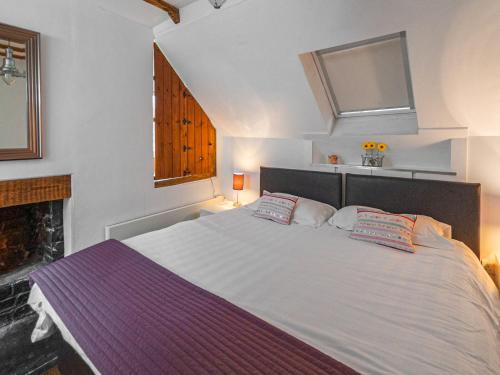 Un pat sau paturi într-o cameră la Craigdarroch Cottage