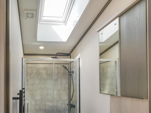 ein Dachfenster im Bad mit Dusche in der Unterkunft Ben Vorlich Lodge in Saint Fillans