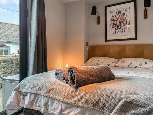 sypialnia z łóżkiem i oknem w obiekcie Waterside Garden w mieście Appledore