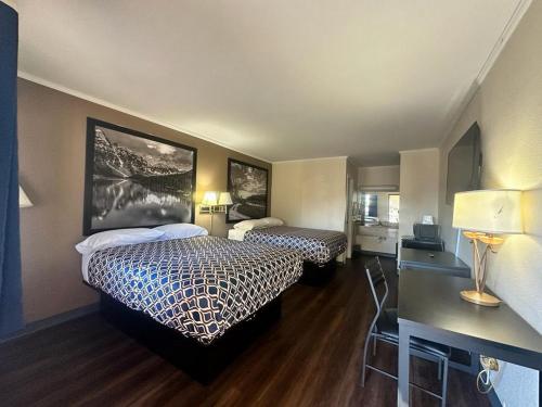 Letto o letti in una camera di Loyalty Inn Rockingham