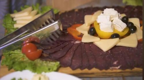 Un primer plano de un pastel de chocolate con queso encima. en Apartments and rooms Max-Well, en Jahorina