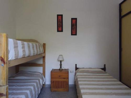 1 dormitorio con 2 literas y mesita de noche en Dpto Villa Carlos Paz en Villa Carlos Paz