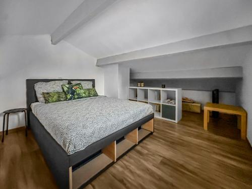 une chambre avec un grand lit et un parquet dans l'établissement Villa Bandolaise - 10 min de la plage, à Bandol