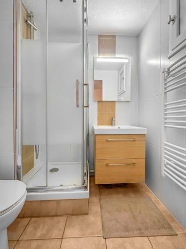 une salle de bain avec une douche, un lavabo et des toilettes dans l'établissement Villa Bandolaise - 10 min de la plage, à Bandol