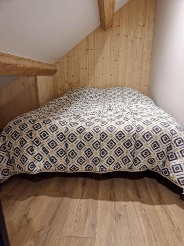 un lit dans un coin d'une pièce dans l'établissement Appartement Évillers, à Évillers