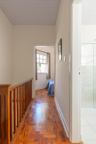 a hallway with a wooden floor in a house at Sobrado 2 dormitórios no Tatuapé in Sao Paulo