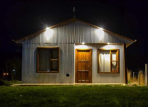 ein kleines Haus mit Lichtern darauf in der Unterkunft Alquiler por día Gobernador Gregores in Gobernador Gregores