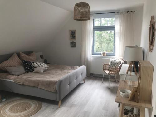 a bedroom with a bed and a window at Ks Kotten Bed and Breakfast in Rees