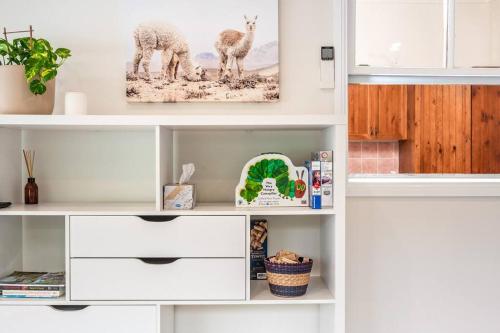 Η κουζίνα ή μικρή κουζίνα στο Convenient 3/bedroom Guest House in Adamstown