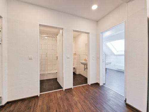 un bagno vuoto con servizi igienici e lavandino di RAJ Living - City Apartments with 5 Rooms - 10 Min Messe DUS a Dusseldorf