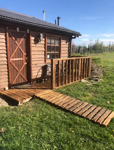 a wooden walkway leading to a cabin at Dorotea Vista in Puerto Natales