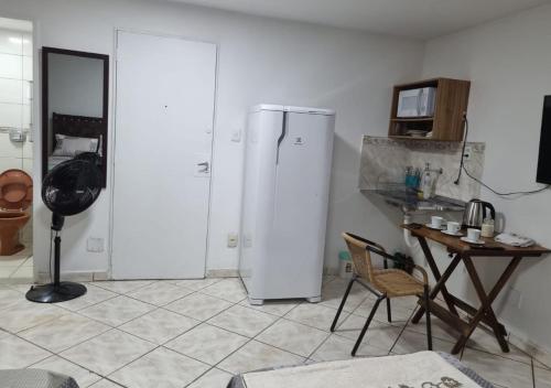 巴西利亚Kit Studio Asa Norte até 3 hospedes com WIFI sem taxas的一间位于客房角落的厨房,配有2台冰箱