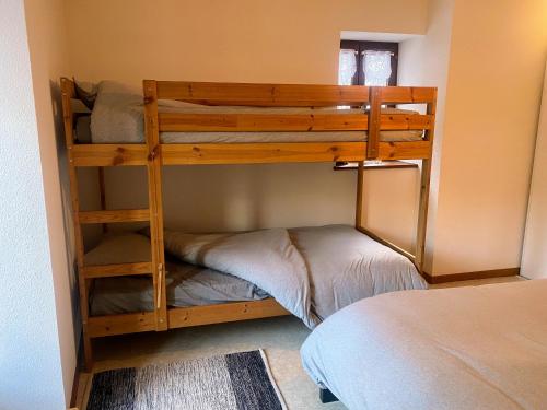 Zimmer mit Etagenbett und 2 Etagenbetten in einem Zimmer in der Unterkunft Charmante maison de montagne à Pramorel, Prorel, Briançon, Serre-Chevalier in Briançon