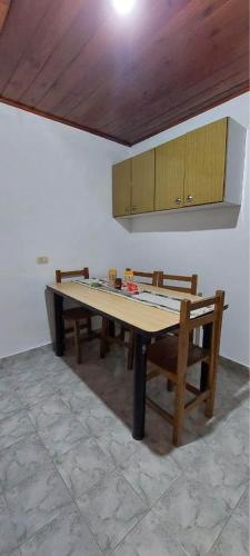 une salle à manger avec une table et deux bancs dans l'établissement Departamento en patio interno, à Necochea