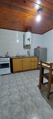 Η κουζίνα ή μικρή κουζίνα στο Departamento en patio interno