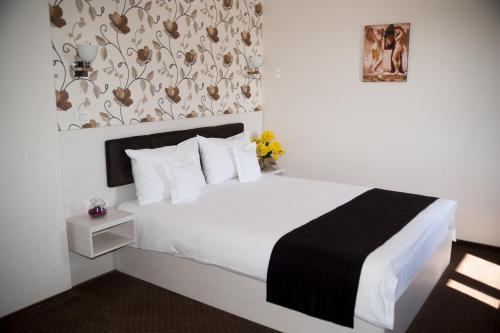 Un pat sau paturi într-o cameră la West Plaza Residence