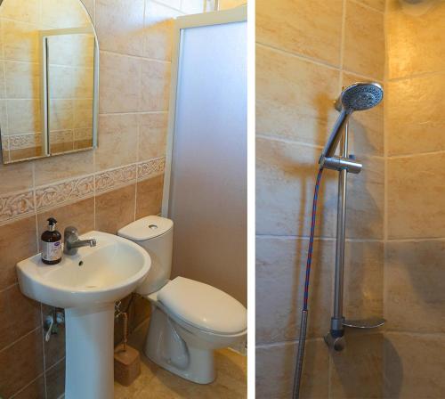 een badkamer met een toilet, een wastafel en een douche bij Beyaz Konak Pansiyon 2 in Gülşehir