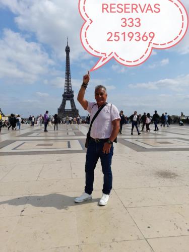 a man standing in front of the eiffel tower at Economico Apto a 3' al Parque del Café in Quimbaya
