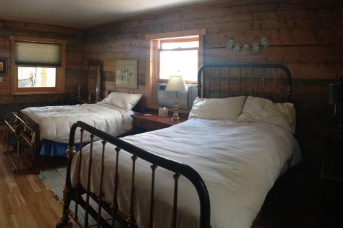 - une chambre avec 2 lits et une fenêtre dans l'établissement Peach Valley Retreat, à New Castle