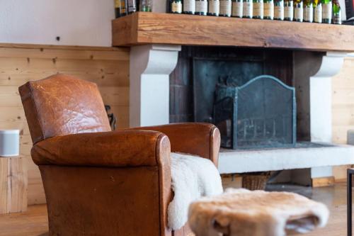 un salon avec deux chaises et une cheminée dans l'établissement Appartement Solaris - Magnificent views and great exposure!, à Megève