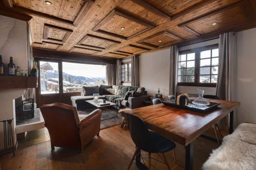 un salon avec une table et un canapé dans l'établissement Appartement Solaris - Magnificent views and great exposure!, à Megève