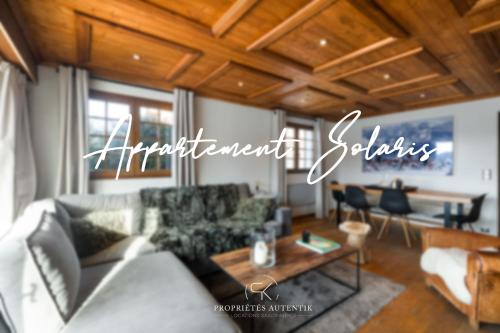 un salon avec un canapé et une table dans l'établissement Appartement Solaris - Magnificent views and great exposure!, à Megève