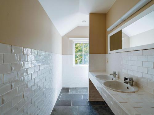 ein Badezimmer mit 2 Waschbecken und einem Spiegel in der Unterkunft Beautiful villa in Durbuy in Durbuy