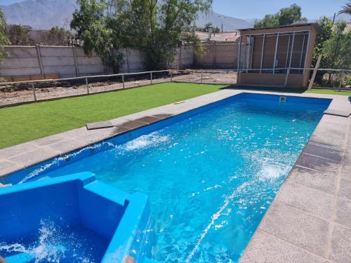 Πισίνα στο ή κοντά στο Cabañas Sol de Vicuña