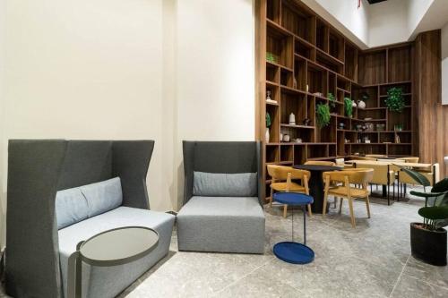 uma sala de estar com um sofá, uma mesa e cadeiras em Apartamento Centro/Lapa-RJ Rua Sen. Dantas n.°80 no Rio de Janeiro