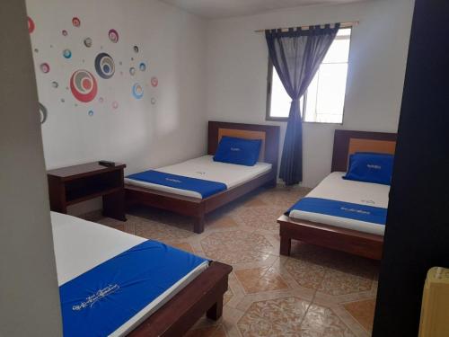 Pokój z 2 łóżkami i oknem w obiekcie HOTEL PARAISO DE LAS GEMELAS w mieście Montenegro