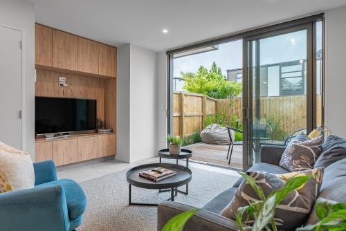 Televisyen dan/atau pusat hiburan di Urban Nest - Entire Townhouse and Free Parking