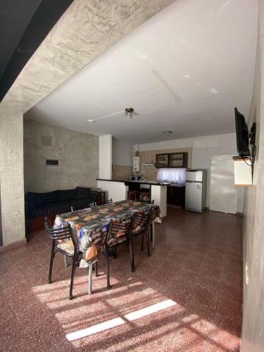 a kitchen and dining room with a table and chairs at Departamento Céntrico in Termas de Río Hondo