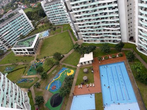 una vista aérea de una piscina en una ciudad con edificios en Apartment in Batasan Hills in QC, en Manila