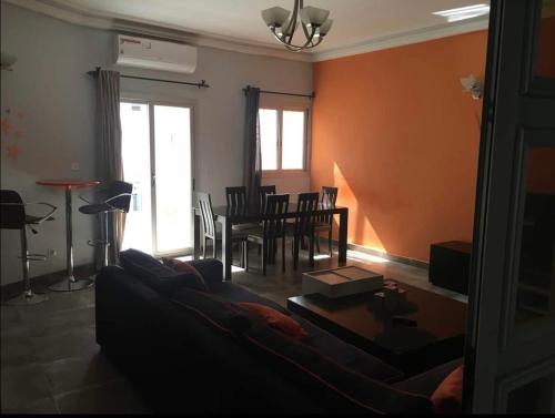 een woonkamer met een bank en een tafel bij joli appart 2 chambres salon liberté 6 extension in Dakar