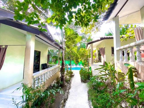 una casa con una pasarela junto a un patio en Kamrai Resort en Ko Chang