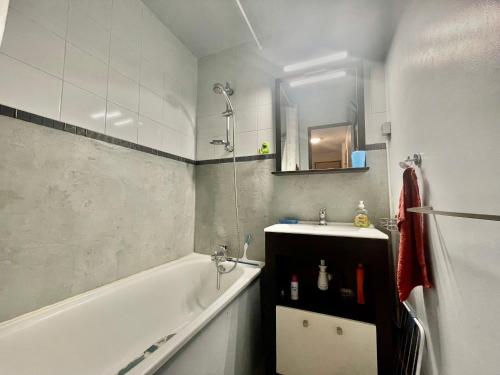 La salle de bains est pourvue d'une baignoire, d'un lavabo et d'une baignoire. dans l'établissement Appartement Sète, 1 pièce, 4 personnes - FR-1-338-11, à Sète